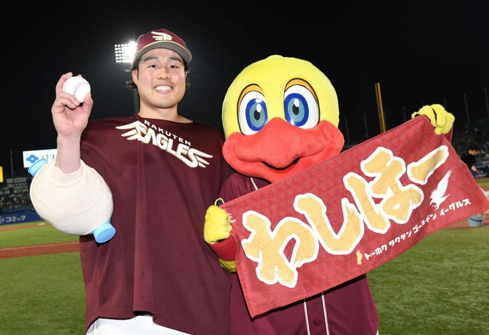 　７回２失点で３勝目を挙げ、笑顔を見せる滝中（撮影・佐藤厚）