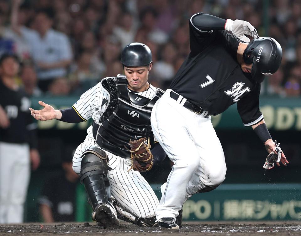 　５回、小幡からの送球を受け、一走・藤岡をタッチアウトにする坂本（左）＝撮影・北村雅宏