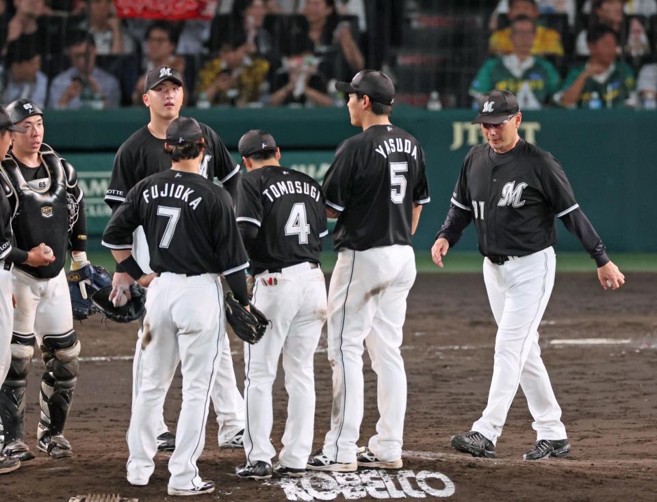 　５回、３失点の田中晴（左から２人目）の交代を決め、マウンドへ向かう吉井監督（右端）＝撮影・立川洋一郎