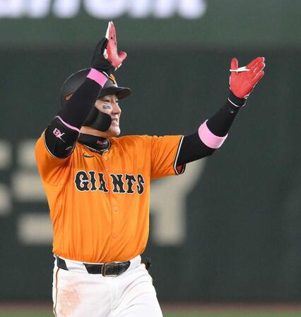 　７回、適時二塁打を放ち喜ぶ丸（撮影・伊藤笙子）