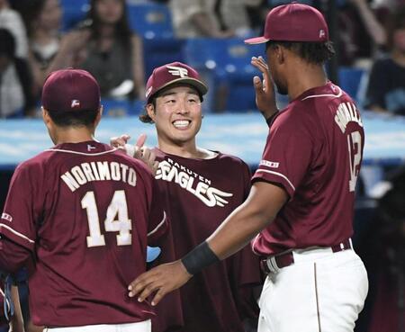 　７回２失点で３勝目を挙げ、笑顔を見せる滝中（中央）＝撮影・佐藤厚