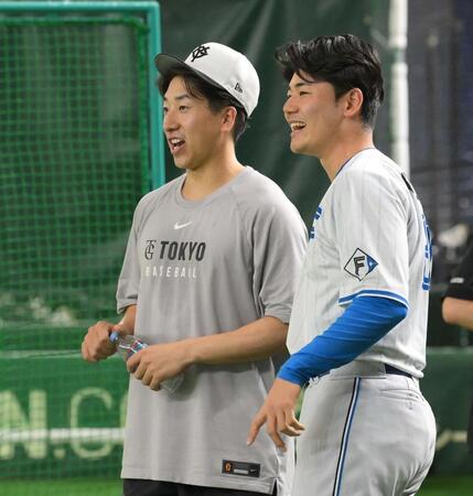 　試合前、談笑する大勢（左）と清宮幸＝１８日