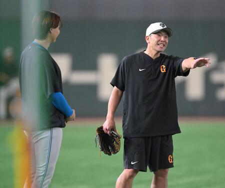 　試合前、山崎（左）と談笑する阿部監督（撮影・伊藤笙子）