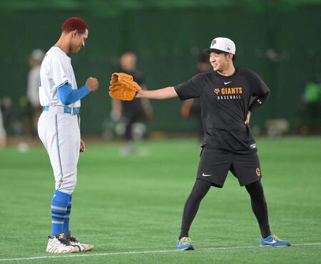 　試合前、グータッチする万波（左）と石川（撮影・伊藤笙子）