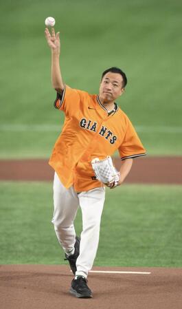 【写真】熱列G党・ナイツ塙が東京Dで始球式 運動神経悪い芸人払拭!?ノーバン投球にガッツポーズ