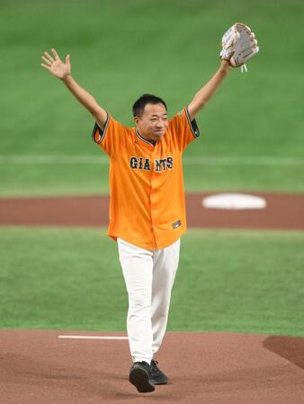 試合前のセレモニアルピッチに登場したナイツ・塙宣之（撮影・伊藤笙子）