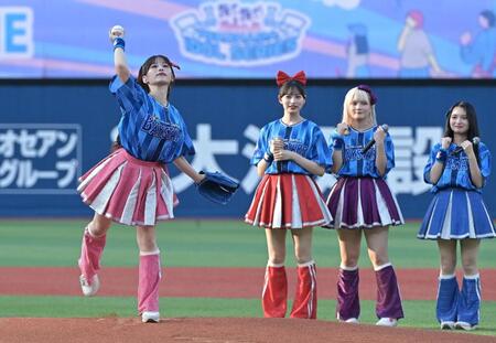 　セレモニアルピッチを務めるＣＡＮＤＹ　ＴＵＮＥ・村川緋杏（撮影・持木克友）