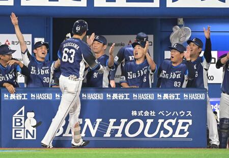 　６回、左越え本塁打を放った長谷川（６３）を迎えるベンチ（撮影・持木克友）