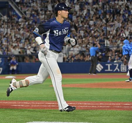 　６回、左越え本塁打を放つ長谷川（撮影・持木克友）