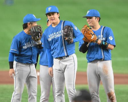 　９回、大城卓に右越えソロを浴び、ノーヒットノーランを逃した北山（中央）＝撮影・伊藤笙子