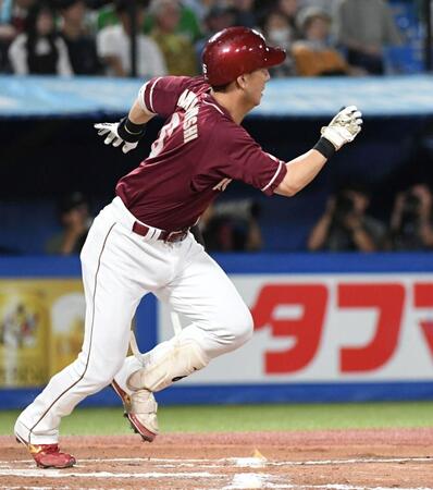 　７回、村林は左前適時打を放つ（撮影・佐藤厚）