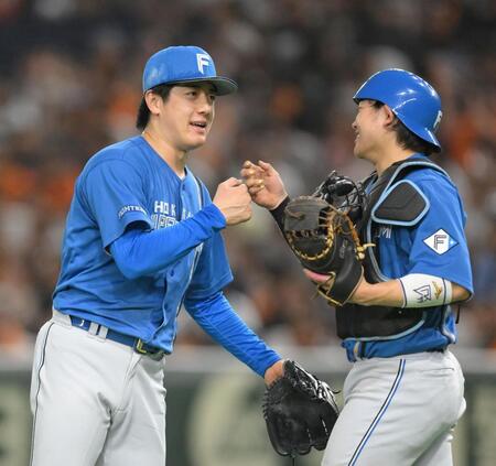 　ノーヒットノーランを逃したものの完投勝利を挙げた北山（左）と田宮のバッテリー（撮影・伊藤笙子）