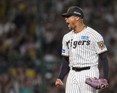 　完封し、雄たけびを上げる阪神・デュプランティエ＝甲子園