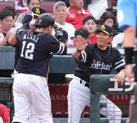 　１回、左中間席への２ランを放った嶺井（左）を出迎える小久保監督撮影・市尻達拡）