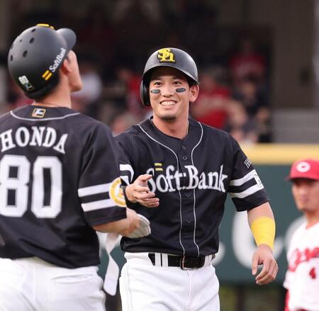 　１回、左中間への２点タイムリー二塁打を放ち、笑顔を見せる栗原（撮影・市尻達拡）