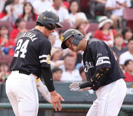 　１回、左中間席へ２ランを放ち、笑顔でタッチを交わす嶺井（撮影・市尻達拡）