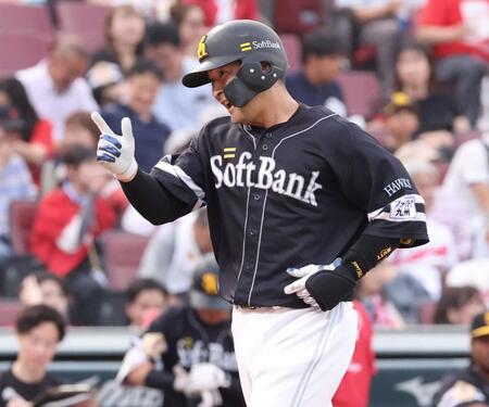 　１回、左中間席へ２ランを放ち、生還する嶺井（撮影・市尻達拡）