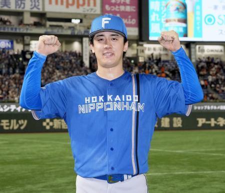 　ヒーローインタビューの後、ポーズをとる日本ハム・北山＝東京ドーム