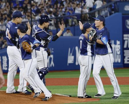 　ＤｅＮＡに勝利し、タッチを交わす西武ナイン＝横浜