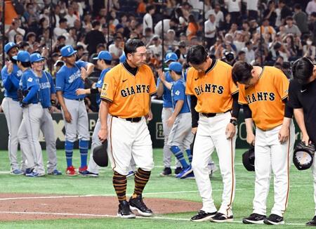 日本ハムに敗れ、厳しい表情の阿部監督（中央）ら