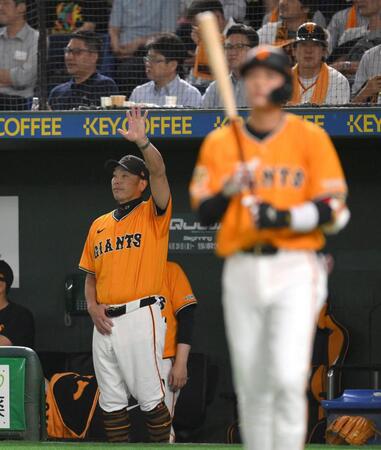 　８回、代打に坂本（手前）を送る阿部監督（撮影・伊藤笙子）