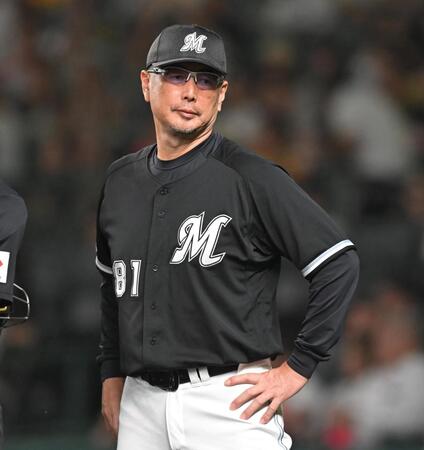 　８回、選手交代を告げる吉井監督（撮影・飯室逸平）