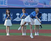 　セレモニアピッチを務める＝ＬＯＶＥ・瀧脇笙古＝１８日