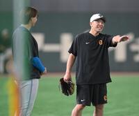 　試合前、山崎（左）と談笑する阿部監督（撮影・伊藤笙子）