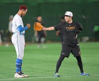 　試合前、グータッチする万波（左）と石川（撮影・伊藤笙子）