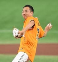 試合前のセレモニアルピッチに登場したナイツ・塙宣之（撮影・伊藤笙子）