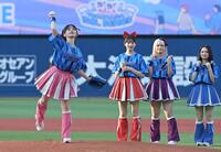 　セレモニアルピッチを務めるＣＡＮＤＹ　ＴＵＮＥ・村川緋杏（撮影・持木克友）