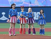 　セレモニアルピッチを務めるＣＡＮＤＹ　ＴＵＮＥ・村川緋杏（撮影・持木克友）