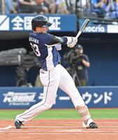 　１回、左前安打を放つ長谷川（撮影・持木克友）