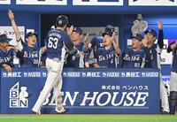 　６回、左越え本塁打を放った長谷川（６３）を迎えるベンチ（撮影・持木克友）