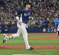 　６回、左越え本塁打を放つ長谷川（撮影・持木克友）