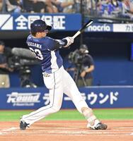 ６回、左越え本塁打を放つ長谷川（撮影・持木克友）