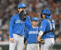 　７回、泉口に四球を与えた北山（左）＝撮影・伊藤笙子