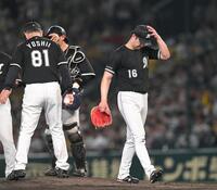 　７回途中で降板する種市（右）＝撮影・飯室逸平