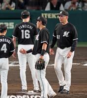 　７回、２点目を失った種市（１６）を降板させる吉井監督（右）＝撮影・立川洋一郎