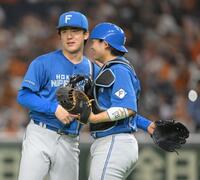 　ノーヒットノーランを逃したものの完投勝利を挙げた北山（左）と田宮のバッテリー（撮影・伊藤笙子）