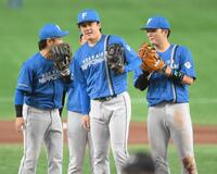 　９回、大城卓に右越えソロを浴び、ノーヒットノーランを逃した北山（中央）＝撮影・伊藤笙子