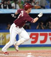 　７回、村林は左前適時打を放つ（撮影・佐藤厚）