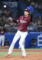 　７回、武岡を投直に仕留め一塁に送球し、併殺とする岸（撮影・佐藤厚）