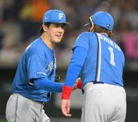 　ノーヒットノーランを逃したものの完投勝利を挙げ、新庄監督（右）とタッチする北山（撮影・伊藤笙子）