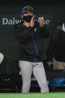 　３回、田宮の中犠飛で追加点を挙げ、手をたたく新庄監督（撮影・伊藤笙子）