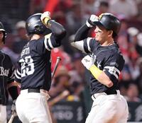 　７回、右越え３ランを放ち、タッチを交わす栗原（撮影・市尻達拡）