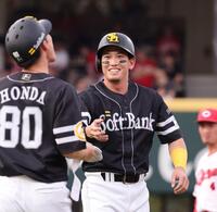 　１回、左中間への２点タイムリー二塁打を放ち、笑顔を見せる栗原（撮影・市尻達拡）