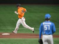 　９回、北山（手前）から無安打試合を阻止する右越えソロを放った大城卓（撮影・伊藤笙子）