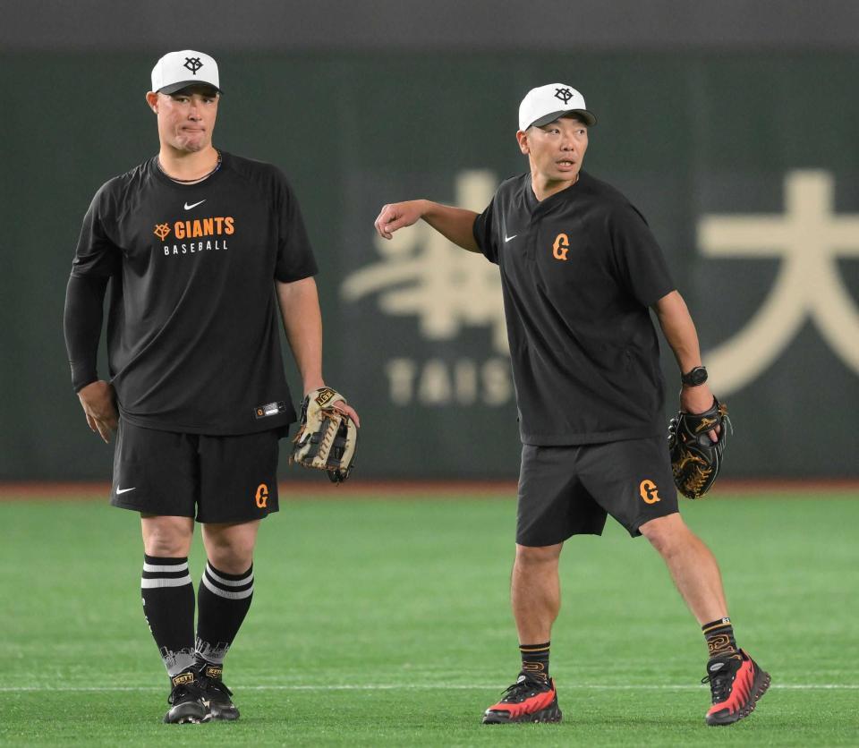 巨人・リチャード（左）と阿部慎之助監督＝５月１７日撮影