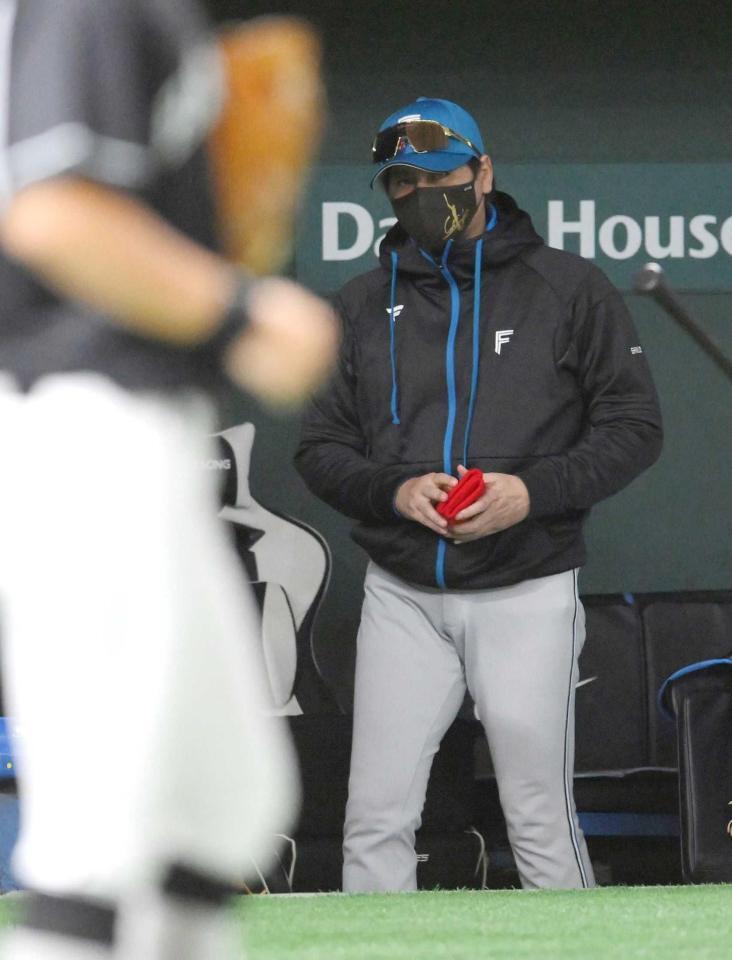 　逆転負けで連勝が止まり、ベンチを後にする新庄監督